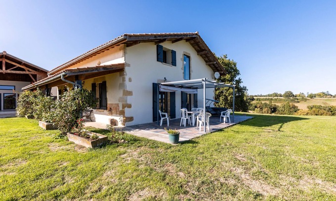 Bazas House | Villa 'Le Basque' in Bazas with Shared Pool, Private Terrace and Wi-Fi
