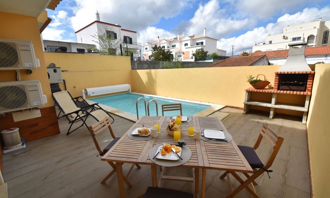 Monte Raposo Villa | Villa Machado is located in Alcantarilha with a private swimming pool.