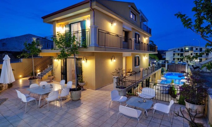 Marina di Ragusa Villa | Villa 'Magda' with Private Pool, Wi-Fi and Air Conditioning