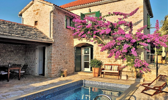 Mirce Villa | Villa Maruka: original 19th century stone villa by local hosts