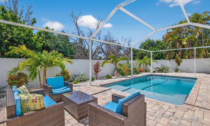 Fort Myers Beach Apartment | Villa Nature View - Heated Pool - 1 Block to Beach