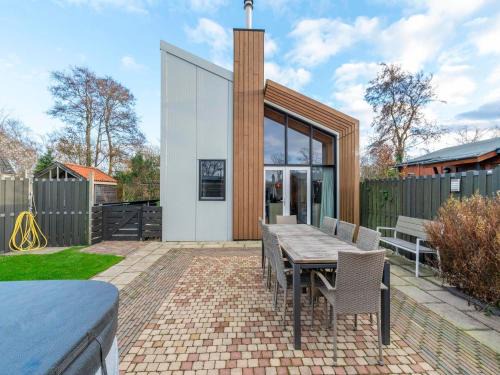 Sint Maartensvlotbrug Villa | Villa near Sint Maartenszee Beach with Jacuzzi