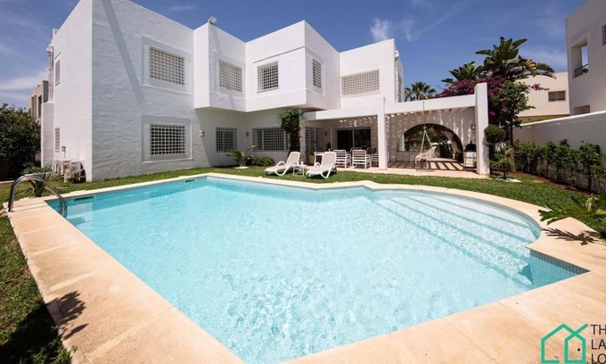 Gammarth Villa | Villa Neptune: Piscine et Jeux en bord de mer