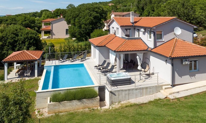 Brgod Villa | Villa Nubia with pool, close to Labin