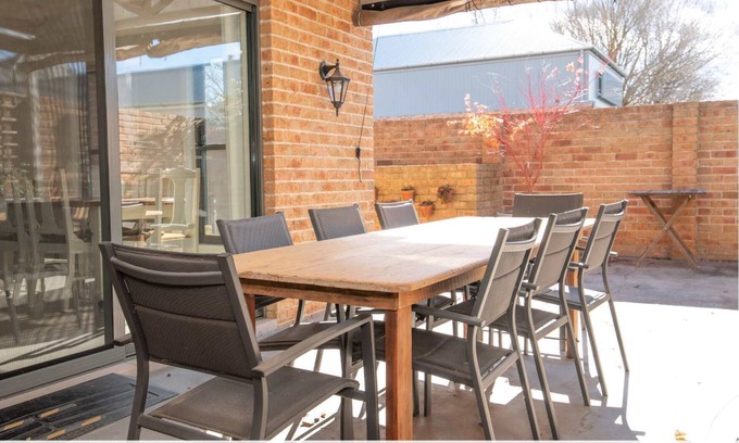 Orange House | Villa on Rosemary - Walk to CBD, Cosy & Private