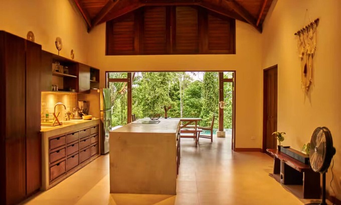 Limon House | Villa Paraíso 3 bed, 2 bath w/pool and AC-15 min from Punta Uva