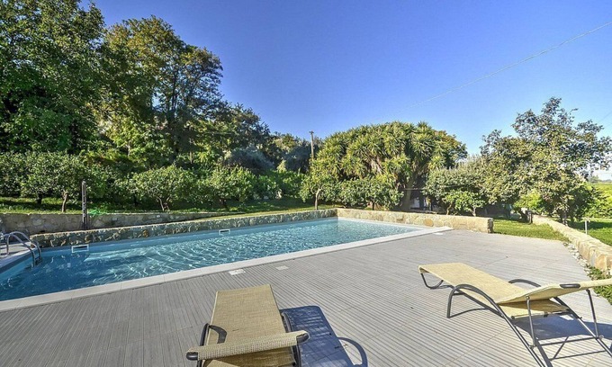 Mirto House | Villa Pascal B: A characteristic and welcoming apartment that is part of a villa surrounded by meadows and by green hills, with Free WI-FI.