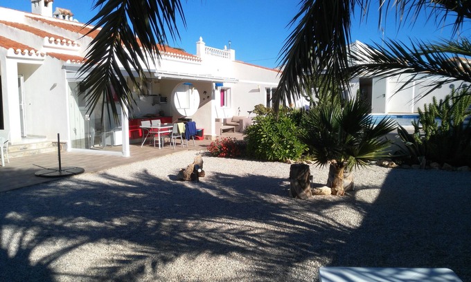 La Siesta Villa | Villa private swimming pool 11x6m view of salt lake and outside kitchen