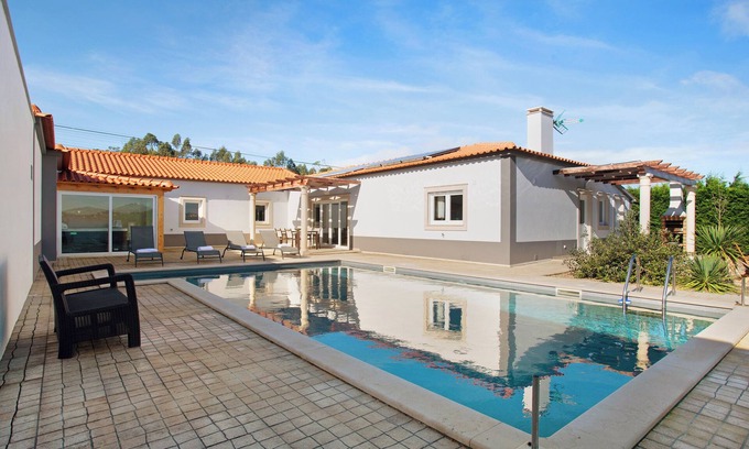 Caldas da Rainha Villa | Villa 'Rosa Com Piscina E Jacuzzi' with Mountain View, Wi-Fi and Air Conditioning