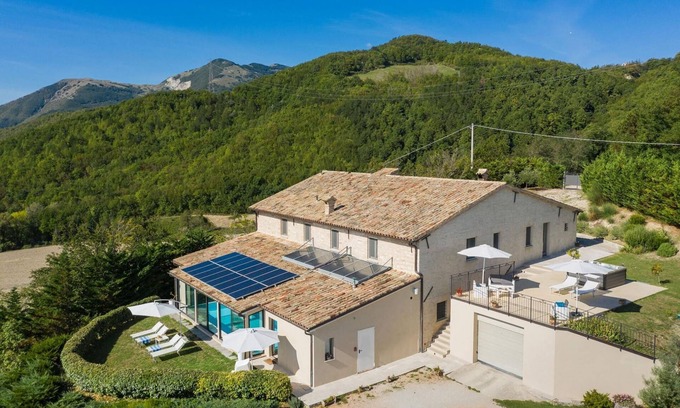 Cagli Villa | Villa Sabrina 12 - Five Bedroom Villa, Sleeps 12