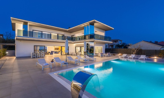 Kastelir-Labinci Villa | Villa Sara for 10 people near Novigrad with sea view and salt- water pool