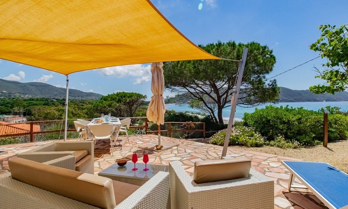 Lacona Villa | Villa Scirocco Est is located 50 meters from the beach in Lacona.