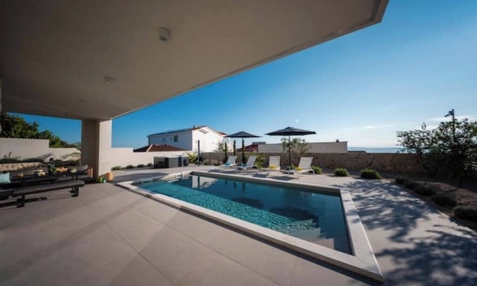 Mandre Villa | Villa Sempreviva - Villa with Pool, Sauna & Gym