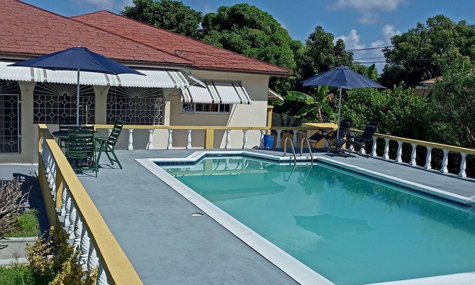 Boscobel Apartment | Villa Serena Studio Flat, close to the beach