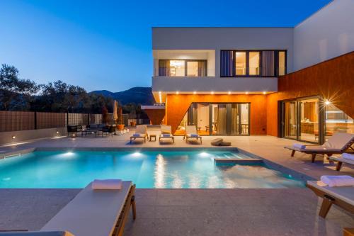 Kastel Stari Villa | Villa SEVEN HEARTS with heated pool and private basketball playground near Split