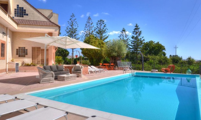 Syracuse Villa | Villa Smeraldo by Interhome