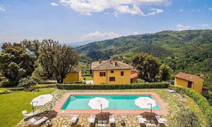 Massa e Cozzile Villa | Villa Splendente: A charming three-story historical villa located in an isolated position, on the slopes of a hill which is covered with olive groves, with Free WI-FI.