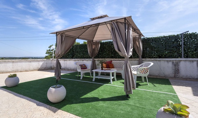 Cisternino Villa | Villa 'Villetta Nel Verde' with Private Terrace, Wi-Fi and Air Conditioning