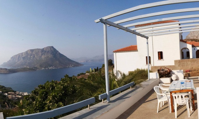 Kamari House | Villa with astonishe view,breath taking sunset, near the sea and climbing paths
