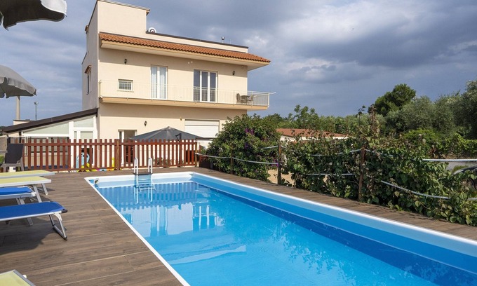 Castellana Grotte Villa | Villa with pool for 8 guests with 3 bedrooms