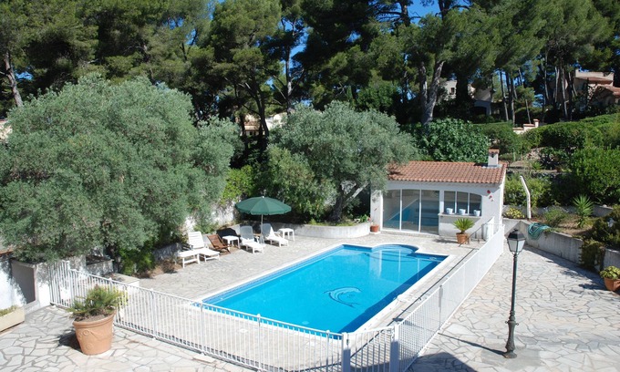Sanary-sur-Mer Villa | Villa with Pool in Portissol/La Cride quiet area