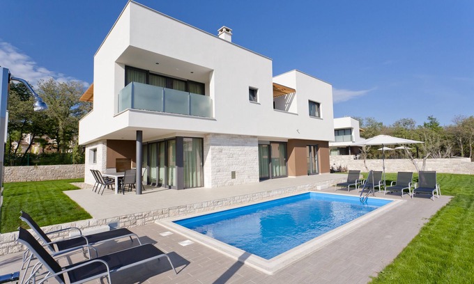Karigador Villa | Villa with pool, in a quiet area, only 400 m from the beach