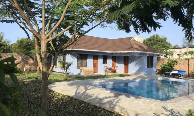 Galu House | Villa with private pool, very quiet, beautiful garden, very close to the beach.
