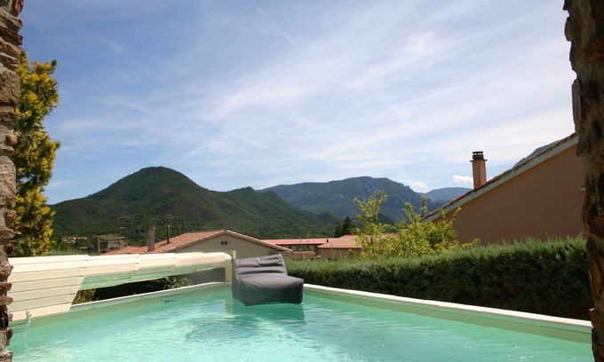 Quillan Villa | Villa with private pool and garden - Free Wifi. Walking distance to TOWN