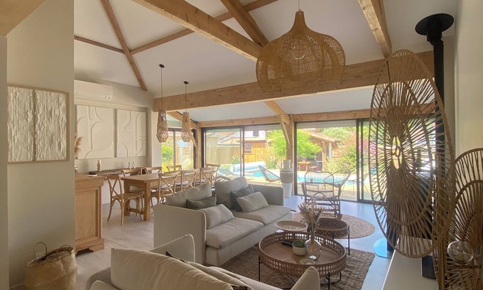 Leon House | Villa with swimming pool, close to the lake/ocean and walking distance to the village