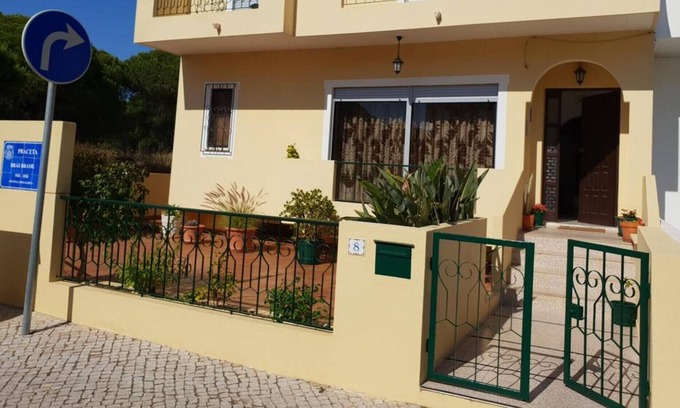 Faro House | Villa with terrace in Faro, by iZiBookings