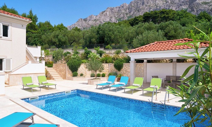 Veliko Brdo House | Villa with two separate four-bed apartments and pool