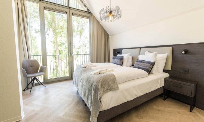 Maastricht House | Villa with view of pond near Maastricht