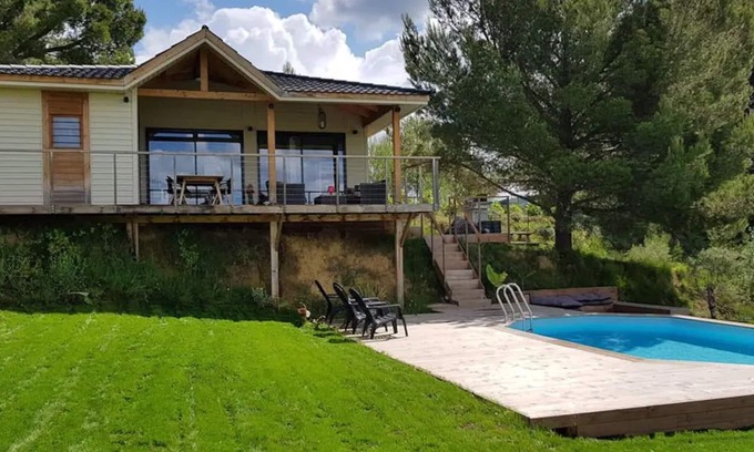 Plaissan Villa | Villa wood Lodge terrace pilotis, swimming pool, exceptional view vineyards, classified 3*.