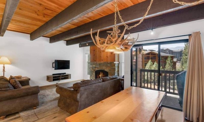 Mammoth Lakes Condo | Village Area 3 bdrm~Private BBQ~Ski in & Out~Walk to Restaurants