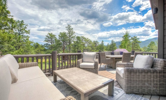 Estes Park House | Village Green Mountain Getaway - Best Amenities