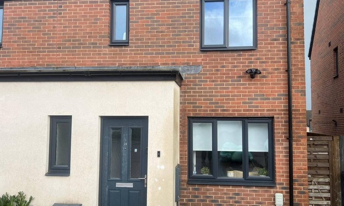 Pontprennau House | Village House in St Mellons - Close to A48 and M4 Motorway