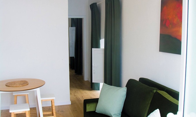 Moura House | Village house with two apartments and shared patio -Casa da Oliveira