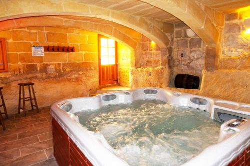 Munxar Villa | Villeleynah Amazing Gozitan Villa Pool - Happy Rentals