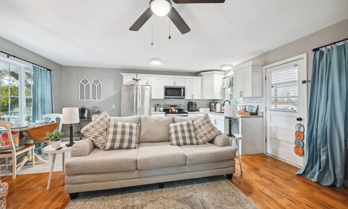 Vine Grove Cottage | Vine Grove Home w/Deck, 4 Mi to Saunders Springs!