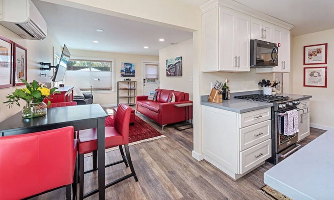 Memorial Hospital Neighborhood House | Vintage 2 Bedroom, Proctor Terrace