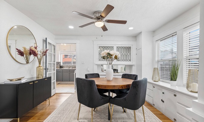 Modesto House | Vintage/Modern Design 3-bedroom house w/WiFi, AC near Hospitals and Downtown