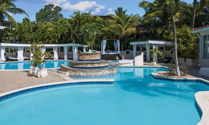 Los Maestros Resort | VIP Confesi Suite closest to beach/pools
