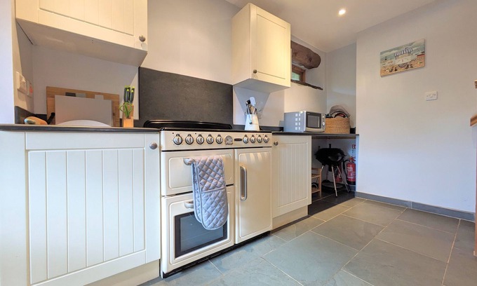 Hele Cottage | VIRVALE BARN, pet friendly, character holiday cottage in Combe Martin