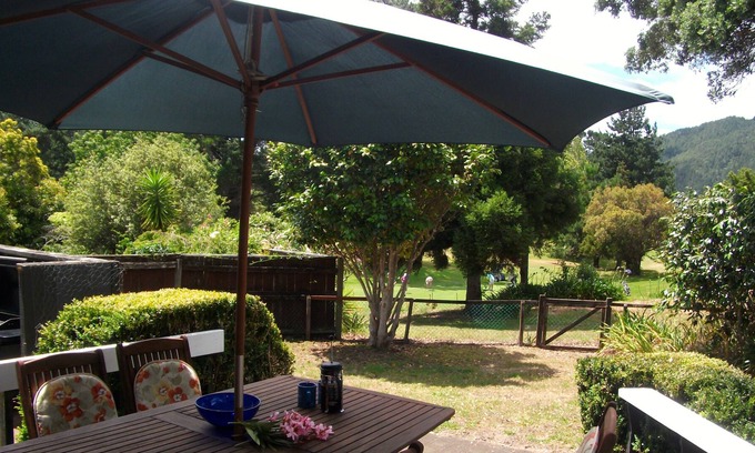 Pauanui Cottage | VISTA VERDE - PAUANUI BACH, family friendly, with a garden in Pauanui