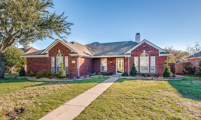 Allen House | VLT Pet-friendly, spacious layout & modern decor
