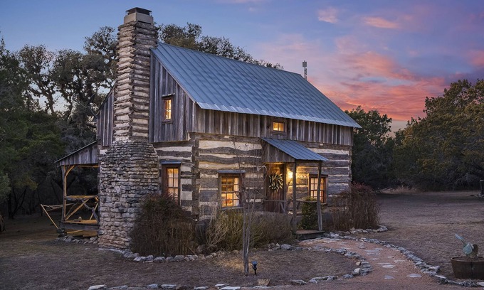 Fredericksburg Cabin | Voted Most Romantic! 1800's Peach Cabin/Close to Downtown/Hot Tub/Peaceful!