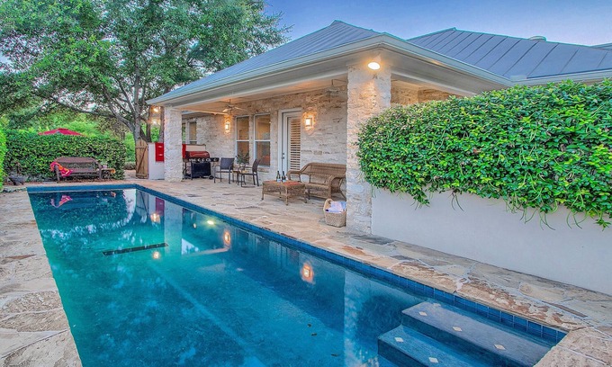 Fredericksburg House | VRBO Top10 Luxury Home! Heated Pool! Main St. 3 blks! Now available! Nov. & Dec.