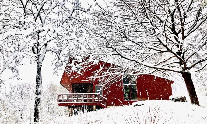 Manchester House | VT ski house! Fireplace, indoor/outdoor pool, Dogs loved