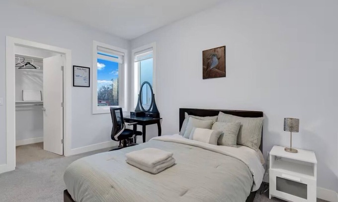 Crescent Heights House | Vu 3 bdrm modern townhome w/AC, 5 minutes to DT