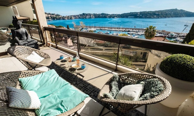 Villefranche-sur-Mer Condo | Vue du Cap: magnificent 2-bedroom apartment with sea and pool views